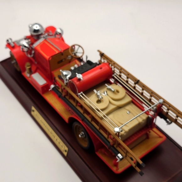 1990 Franklin Mint 1922 Ahrens-Fox R-K-4 model fire engine, wood display stand - Picture 11 of 16